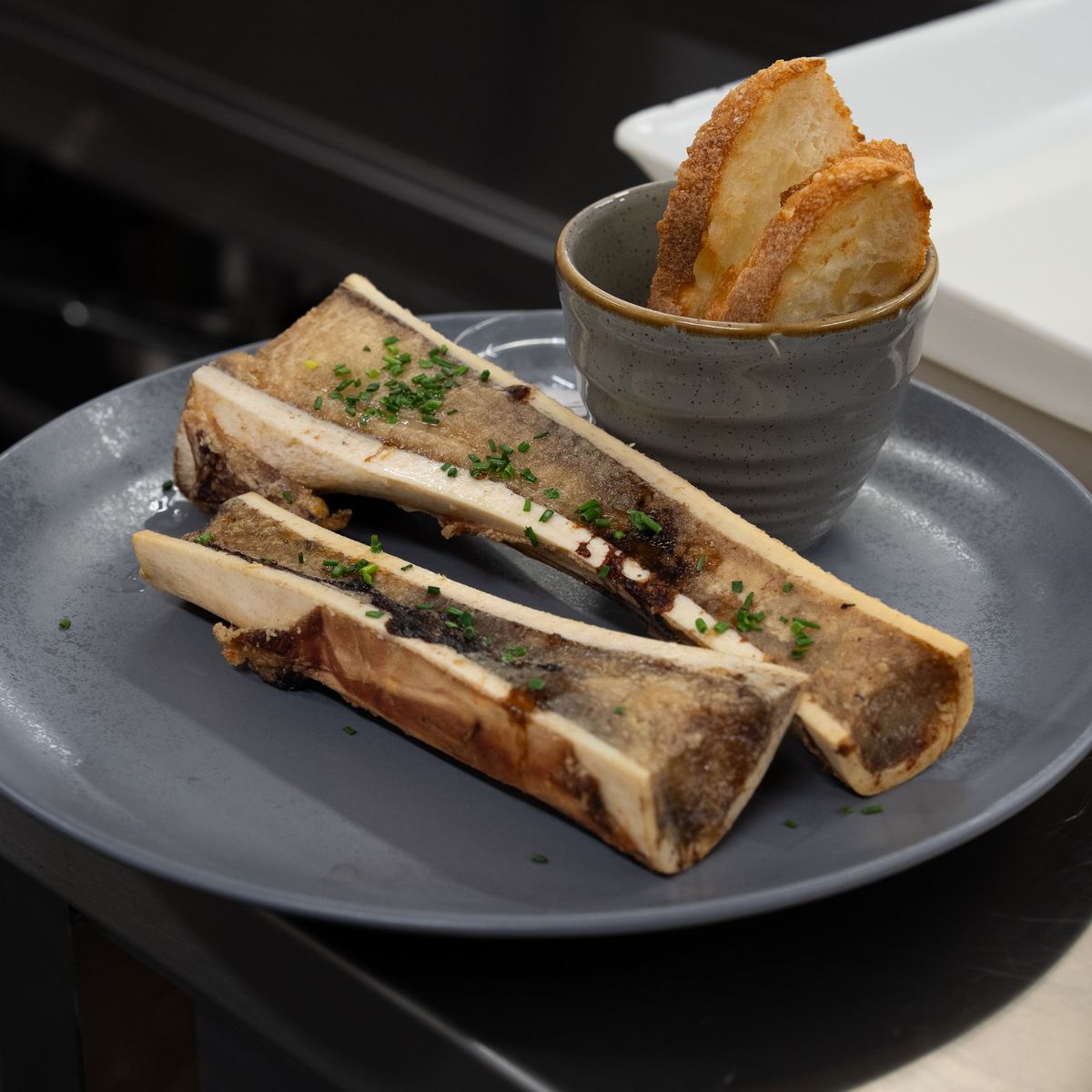 Os à moelle, pain grillé et ciboulette